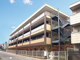 明るい外観の建物