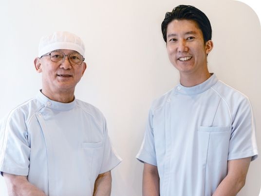 白衣の男性スタッフ2人  