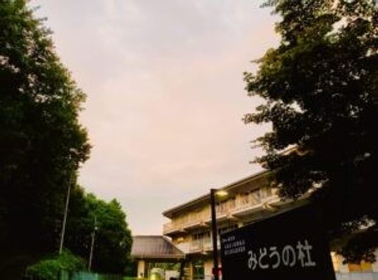 施設の外観と看板  
