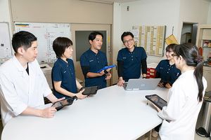 スタッフが会議する居室