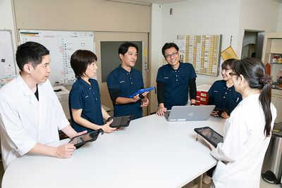 スタッフが会議する居室