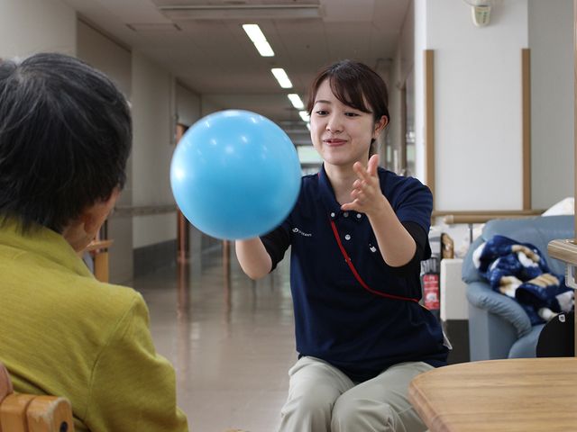 リハビリテーション中の廊下 廊下 広々とした廊下で、リハビリ活動中の様子がうかがえます。利用者同士の交流も楽しめる場所です。