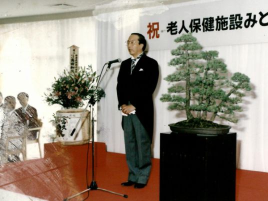 開会式のスピーチ場面