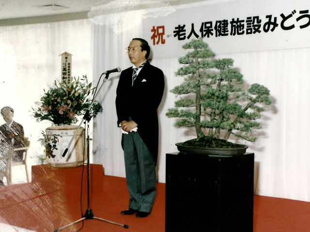 開会式のスピーチ場面 内観 落ち着いた雰囲気の中でイベントが行われる場面です。和やかな雰囲気に包まれています。