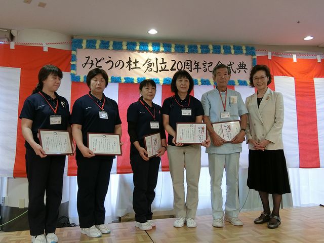 記念式典のスタッフ スタッフイメージ 記念式典では、スタッフが揃って表彰を受けています。和やかな雰囲気の中で、働きがいを感じられる職場です。