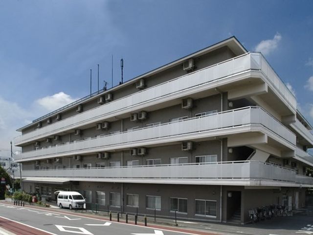 落ち着いた外観の建物 外観 シンプルで落ち着いたデザインの建物です。移動やアクセスがしやすい環境です。