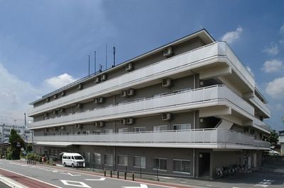 落ち着いた外観の建物