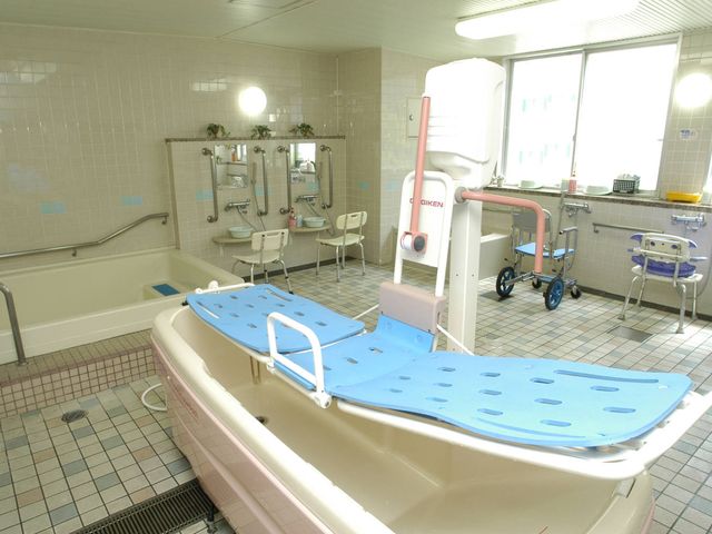 清潔で広々とした浴室 浴室 自然光が差し込む明るい空間で、使いやすい設備が整った浴室環境です。リフトも完備されています。