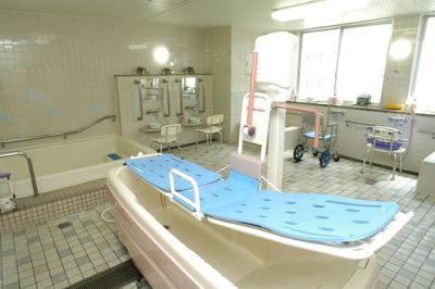 清潔で広々とした浴室