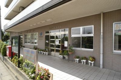 植物が並ぶエントランス