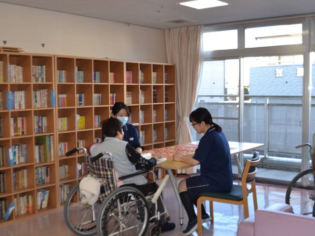 明るい空間のラウンジ ラウンジ 窓から自然光が差し込む明るいラウンジです。車椅子でも快適に過ごせる広さがあります。