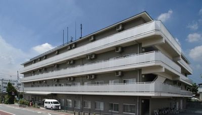 白い外観の建物
