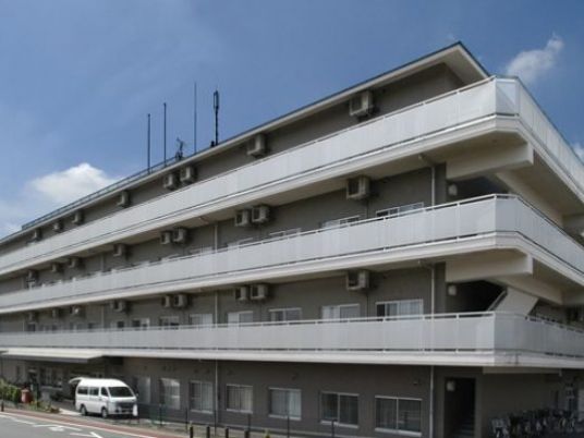 モダンな三階建て建物外観