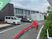 建物と駐車場の外観  