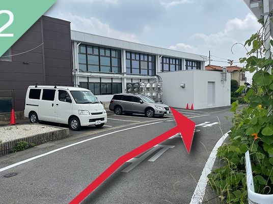 建物と駐車場の外観  