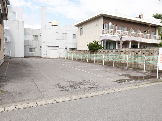 広い駐車場の外観  