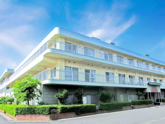 明るい建物の外観  