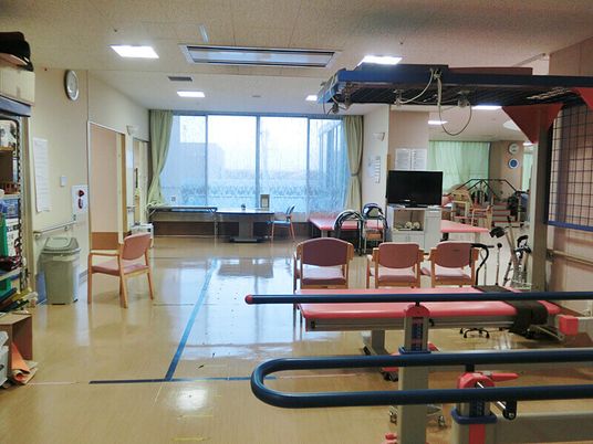 明るい室内の訓練施設