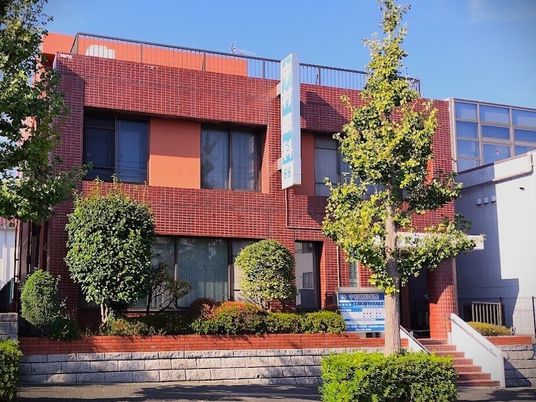 赤レンガ調の建物外観  
