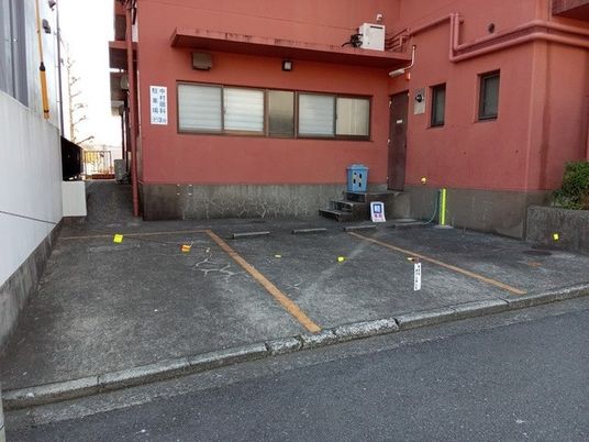 駐車スペースのある外観  