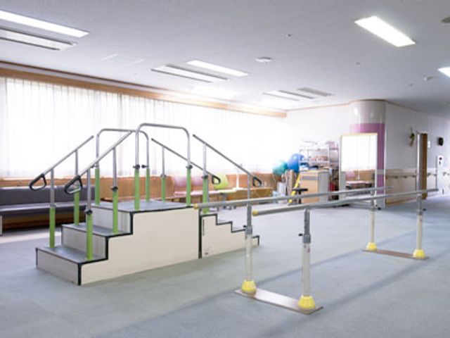 リハビリ用具の部屋 機能訓練室 自然光が差し込む明るい空間で、リハビリ用の器具が揃っており、快適に利用できます。