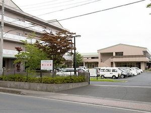 施設の外観と駐車場  