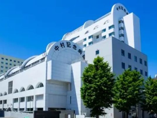 白い建物の外観  