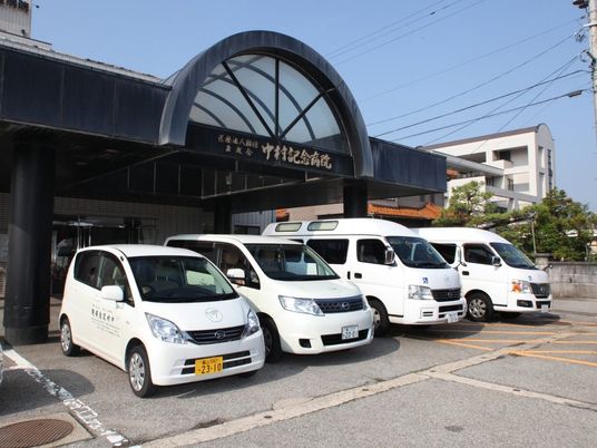 送迎車が並ぶ玄関前  