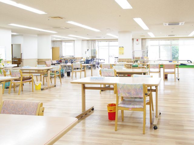 自然光が差し込むラウンジ ラウンジ 自然光が優しく差し込む広々とした空間です。心地よい雰囲気の中で、休憩やリラックスが可能です。