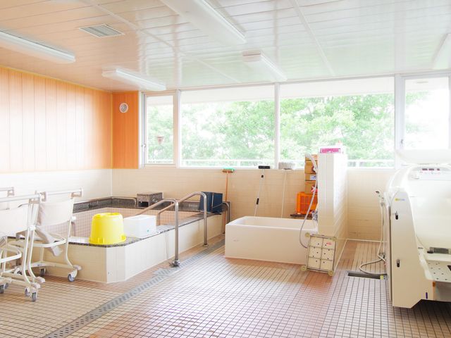 広々とした浴室 浴室 自然光が差し込む浴室で、明るい空間が広がっています。ゆったりとした設備が整っています。