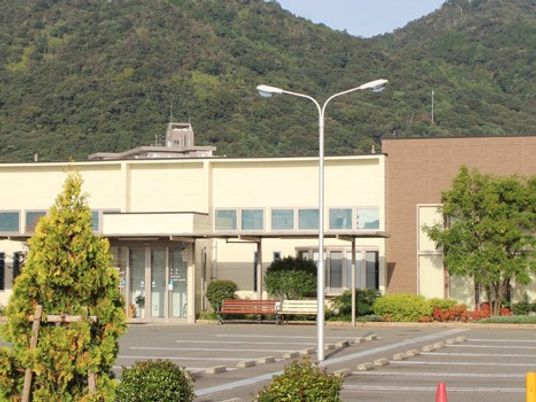 施設の外観と駐車場  