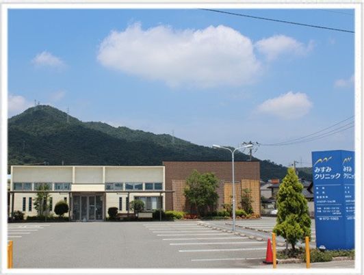 施設の外観と駐車場  