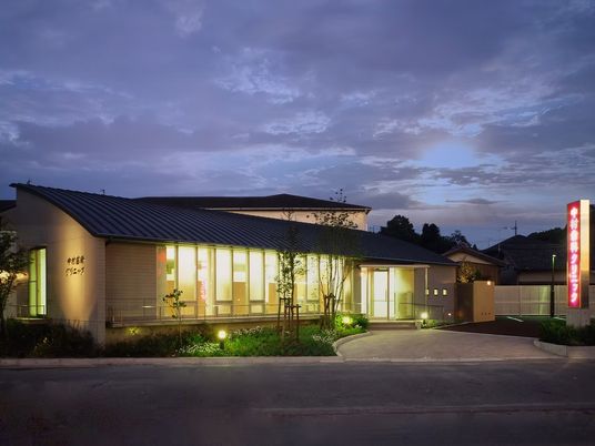 明るい外観の建物入口  