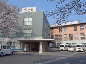 桜に囲まれた建物外観  