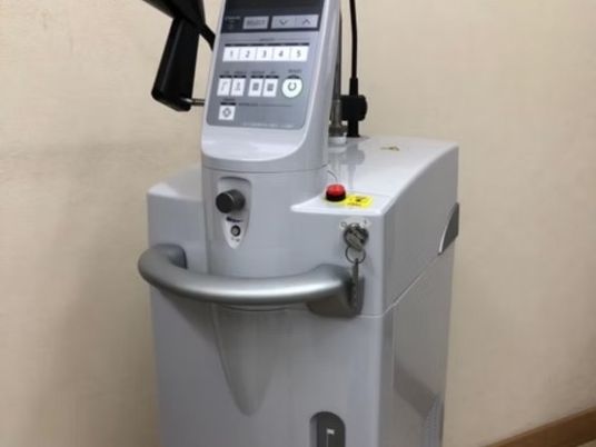 機器が置かれた廊下  