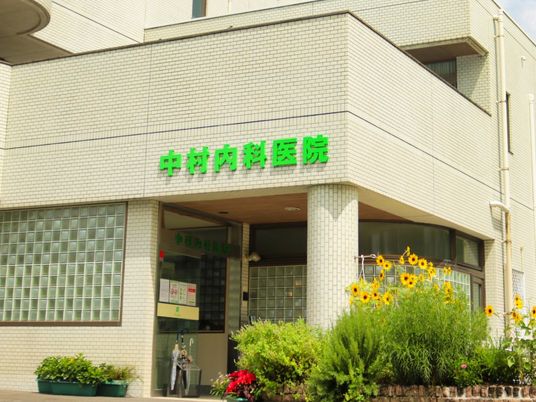 病院の正面玄関  
