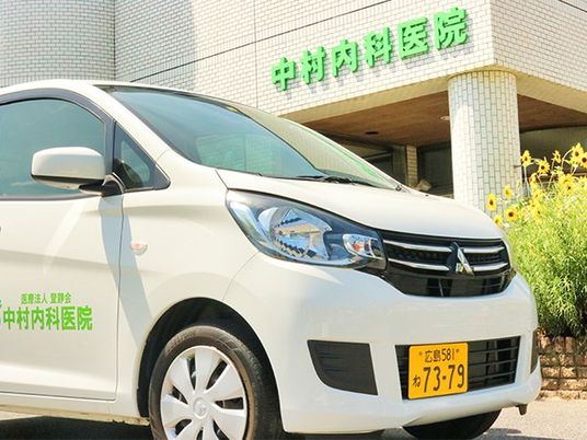 病院の前の車両  