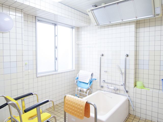 明るい浴室 浴室 自然光が差し込む広々とした浴室です。椅子もあり、快適で使いやすい設計になっています。