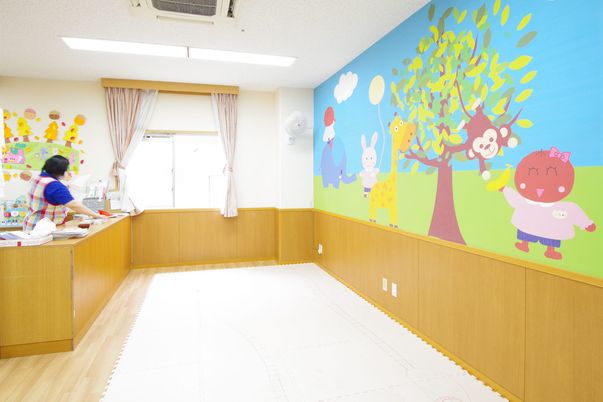 カラフルな壁がある部屋