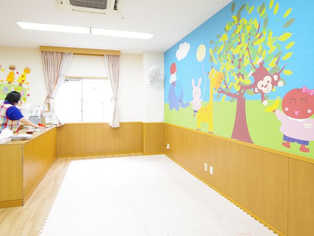 カラフルな壁がある部屋 内観 明るい室内には、カラフルな動物の壁画が特徴です。暖かい雰囲気が漂います。