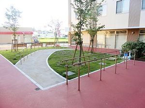 手すり付きの屋外通路  