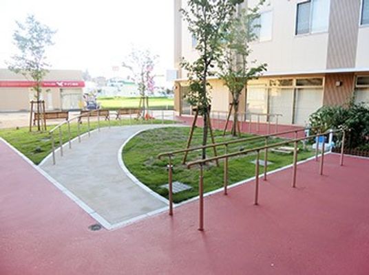 手すり付きの屋外通路  