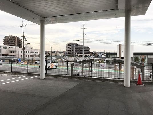屋根付き駐車場の外観  