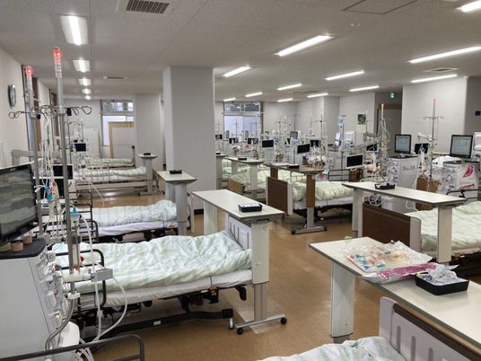機器が並ぶ病室  