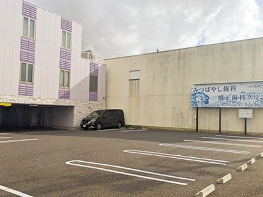 駐車場と建物外観  