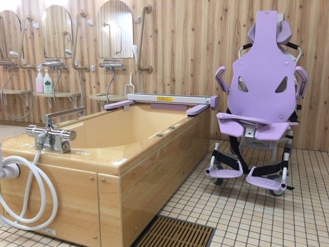 快適な浴室 浴室 木目調デザインの浴室には、介助用チェアが設置され、安全に入浴をサポートします。