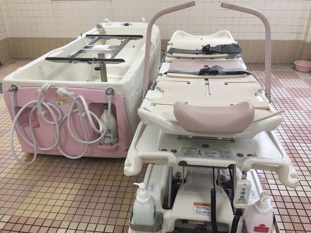 機能的な設備の浴室 浴室 安心して利用できる、機能的な設備が整った空間です。利用者の快適さを重視しています。
