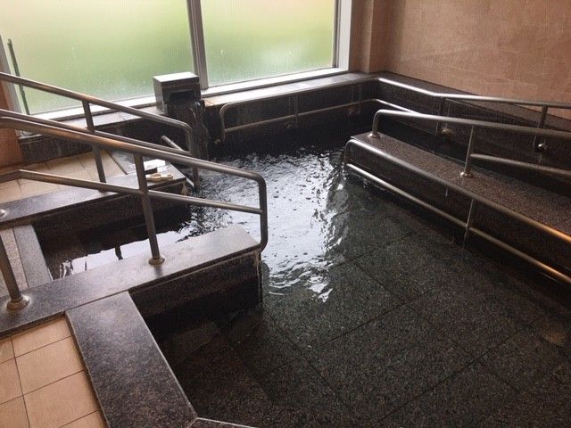大浴場の浴室 浴室 広々とした浴場は、手すりの配置により安全に入浴できる設計となっています。自然光が差し込み、明るくリラックスできる空間です。