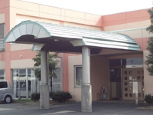 施設の玄関前の屋根付き車寄せ  