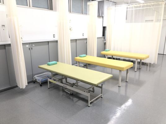 訓練ベッドの並ぶ室  